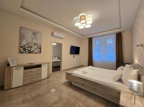 Marble Royal Suite & Studio- near the City Park